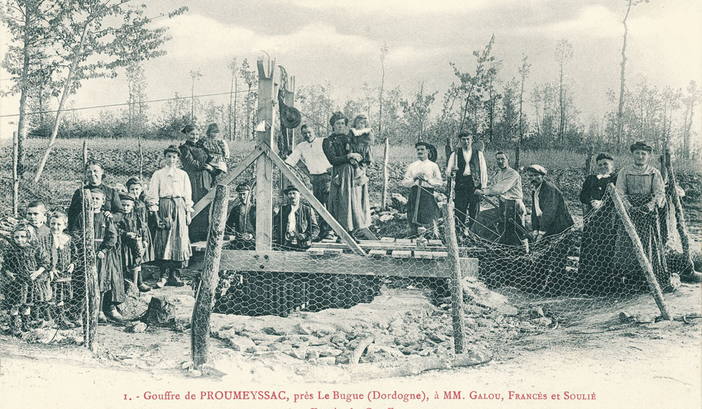 Photo d'origine des premières décente en nacelle dans le gouffre de proumeyssac, le Bugue