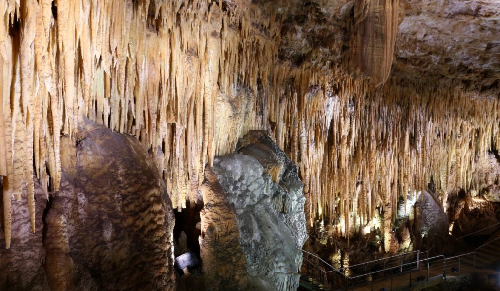 Orgue (stalactites) du Gouffre de Proumeyssac, mur de concrétions
