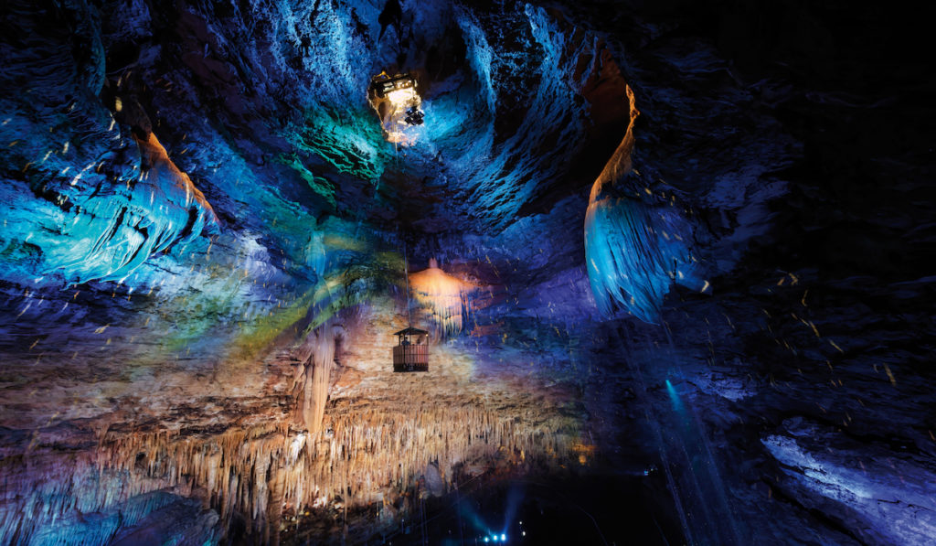 Voûte souterraine éclairé de bleu du Gouffre de Proumeyssac