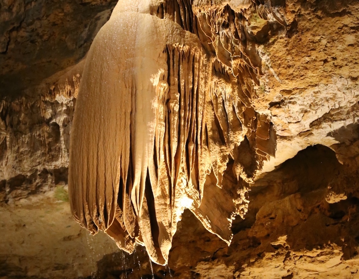 Draperie et Concrétions du Gouffre de Proumeyssac, monde souterrain